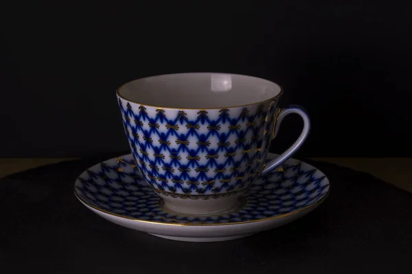 Tetera rusa vintage, fondo negro aislado, taza de estilo ruso, hecha a mano . — Foto de Stock