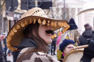 2017-02-25 Litvanya, Vilnius, Shrovetide, mutlu kız, bir erkek, Vilnius Merkezi'nde carnaval gibi giyinmiş.