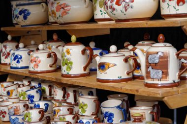 Şık su ısıtıcı, diference çizimlerle renkli el yapılmış su ısıtıcısı ve çay bardağı ile güzel drawning.