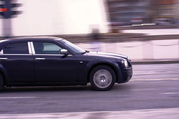 25-02-2017 Vilnius Lithuania, zwarte auto rijden in de oude stad weg. — Stockfoto