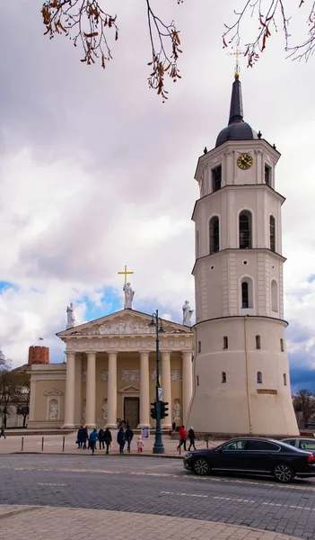 25-02-2017 Litouwen, Vilnius kathedraal basiliek een Bell, mooie oude stad van Vilnius en mooie dag, — Stockfoto
