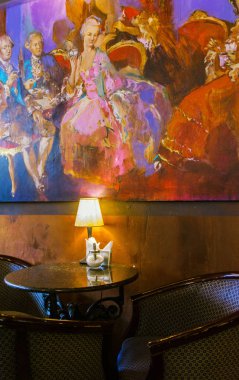 2017-06-24, Litvanya, Vilnius, Masa koltukları ve eski okul lambası ile duvarda güzel boya ile şık kafe iç,