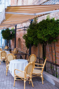 2017-06-25, Vilnius, Litvanya eski şehir boş kahve Teras, masa ve sandalyeler ile Vilnius eski şehirde sokak Cafe.