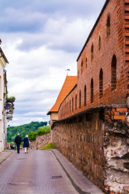 2017-06-25, Litvanya, eski şehir Vilnius, Vilnius, The Wall Bastion kırmızı tuğla ve taş duvar. eski şehir Vilnius.