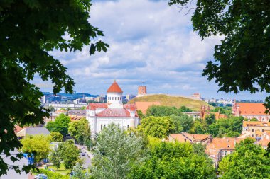 2017-06-25 Litvanya, Vilnius eski şehir, yaz görünümü eski şehir, güzel arka planda gökyüzü, görüntülemek Barbakan. aşağı hill Kilisesi.