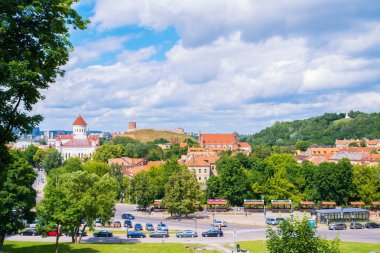 2017-06-25 Litvanya, Vilnius eski şehir, yaz görünümü eski şehir, güzel arka planda gökyüzü, görüntülemek Barbakan. aşağı hill Kilisesi.
