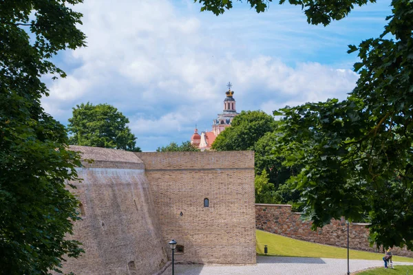 2017-06-25, Lituania, Casco Antiguo de Vilna, El Bastión de la Muralla en Vilna, Vista a la Iglesia de la Santísima Virgen María de la Consolación . — Foto de Stock