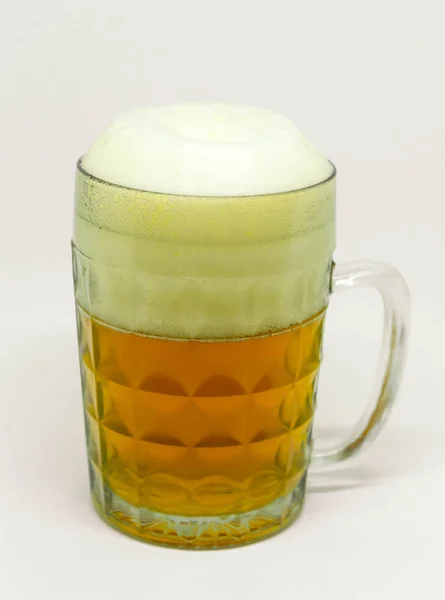Bicchiere ghiacciato di birra chiara con schiuma incastonata isolata su fondo bianco — Foto Stock
