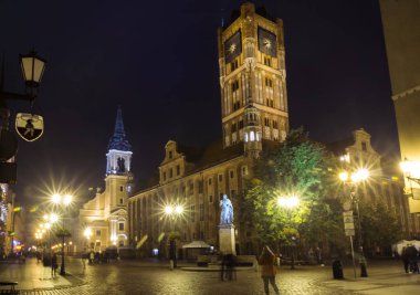 2017. 10. 20 Torun Polonya, Torun şehir sokak, eski şehir manzarası ile Belediye Binası, Doğu Avrupa'nın en büyük salonu gece görünümü