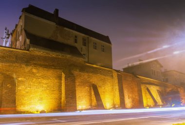 2017. 10. 20 Torun Polonya, Torun gece, tarihi mimarisi geceleri aydınlatılan Töton Şövalyeleri kale Harabeleri, 