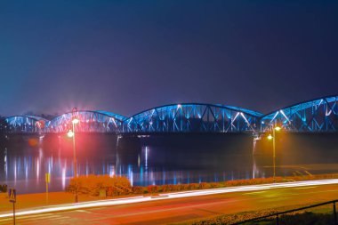 2017. 10. 20 Torun Polonya, Torun, Vistula Nehri üzerinde Pilsudski köprü görünümünü gece güzel köprü.