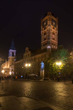 2017. 10. 20 Torun Polonya, Torun şehir sokak, eski şehir manzarası ile Belediye Binası, Doğu Avrupa'nın en büyük salonu gece görünümü