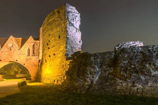 2017. 10. 20 Torun Polonia, Teutonic Knights castillo ruinas iluminadas por la noche, arquitectura histórica de Torun por la noche , — Foto de Stock