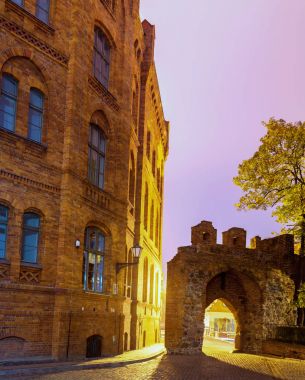 2017. 10. 20 Torun Polonya, Torun gece, tarihi mimarisi geceleri aydınlatılan Töton Şövalyeleri kale Harabeleri, 