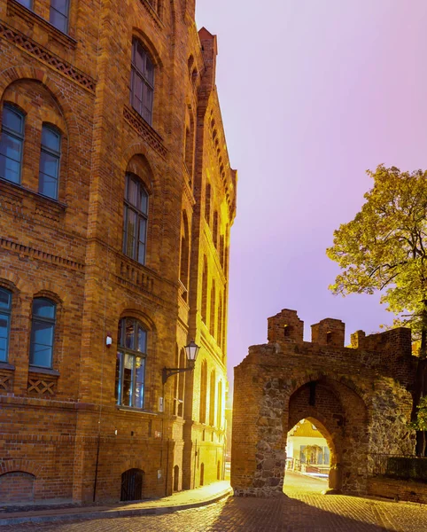 2017。 10。20 トルン ポーランド、ドイツ騎士団城跡夜トルンの夜、歴史的な建築のライトアップ, ストック写真