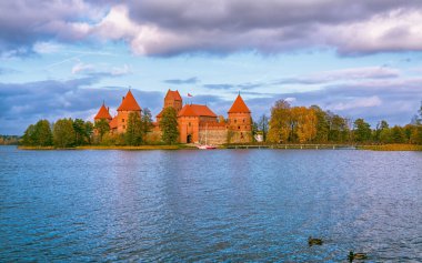 Litvanya Trakai 2017. 10. 19 güzel görünüm Galve göl ve arka plan üzerinde Trakai kale. Trakai kale Gotik tarzı ve şimdi tarihi Litvanyalı Müzesi, güzel sonbahar günü var. güzel gökyüzü.