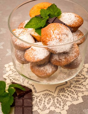 Lezzetli kek çikolata ve muz içinde büyük vazo ont tablo, çikolata ve nane vazo yakın fuar. cupcake.
