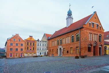 Olsztyn, Polonya 2017. 11. 30'da. Old Town, ghotic town hall Olsztyn eski şehrin ana Meydanı. 