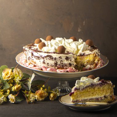 Ev yapımı, şekerli beyaz pasta, trüf mantarlı lezzetli pasta, vanilya, kiraz. Doğum günü partisi için mükemmel pasta..