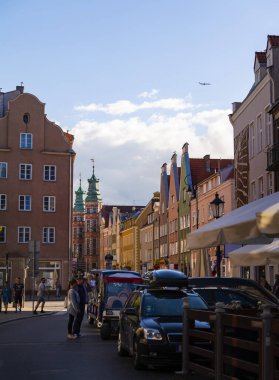 Gdansk, Polonya - 21 Haziran 2016: Uzun, küçük bir sokak, eski şehir merkezi, arka plandaki insanlar