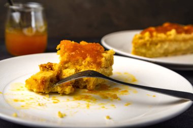 Beyaz tabakta reçelli lezzetli süzme peynirli turta.