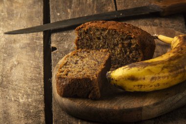 Ev yapımı çok lezzetli bir pasta, muz ve ahşap arka plan, köy tarzı..