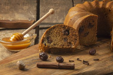 Ev yapımı çok lezzetli pasta, ballı ahşap arka plan, köy tarzı..