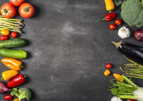 黒テーブルの上に新鮮な有機野菜の博覧会 トマト コショウ ブロッコリー 玉ねぎ ニンニク キュウリ 黒目のエンドウ豆 生態系の袋 ストック写真