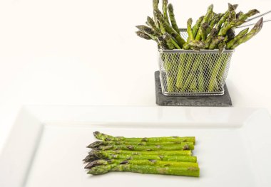 Beyaz arka planda kuşkonmaz, çok lezzetli ve sağlıklı sebzeler. sağlıklı yiyecekler.