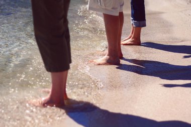 Wisconsin, Door County 'de bir plajda ayakları suyun içinde duran insanlar.