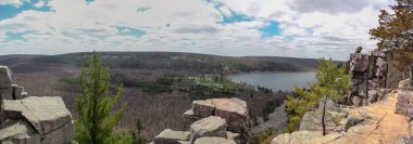Şeytanın Gölü Parkı ve Şeytan 'ın Kapısı' nın panoramik manzarası
