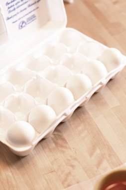 Paskalya için boyanmaya hazır açık bir kutu yumurta.