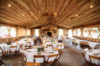 Bir düğün için kırsal ziyafet salonunda masalar kuruldu.