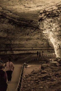 Mamut Mağarası Ulusal Parkı 'nda uzun bir yürüyüş ve tünel