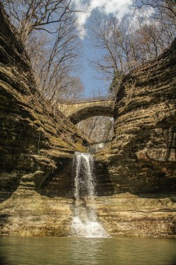 Oglesby, Illinois 'deki Matthiessen Eyalet Parkı' nda Cascade Falls.