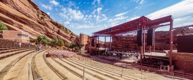 İnsanlar Red Rocks Park ve Ampitiyatrosunda çalışıyor.