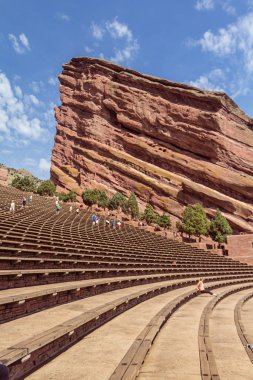 İnsanlar Red Rocks Park ve Ampitiyatrosunda çalışıyor.