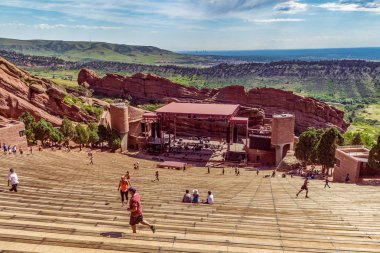 İnsanlar Red Rocks Park ve Ampitiyatrosunda çalışıyor.
