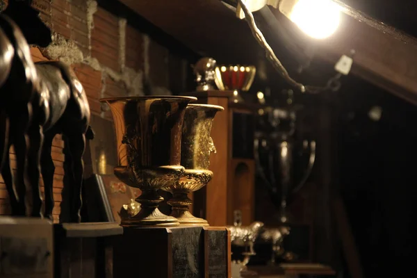 Старі Трофеї Зберігаються Підвалі Полицях — стокове фото