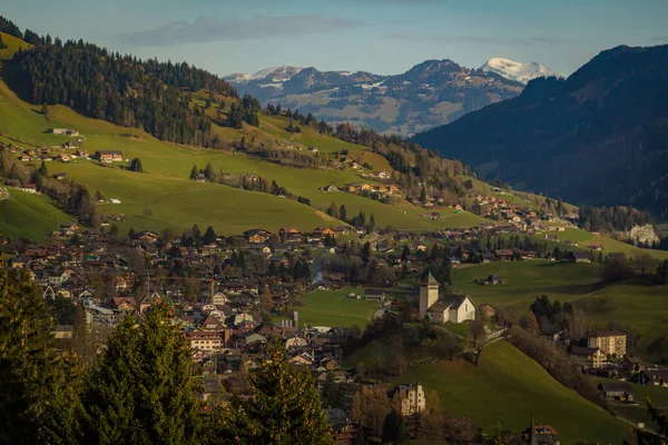 スイスの山の中にある小さな谷の村 シャトー オエックス — ストック写真