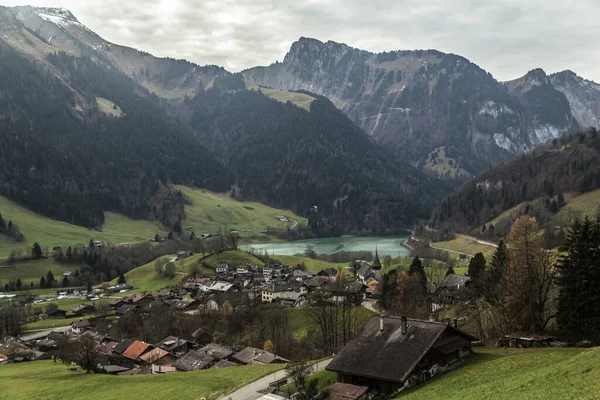 スイスの山の中にある小さな谷の村 Rossinire — ストック写真