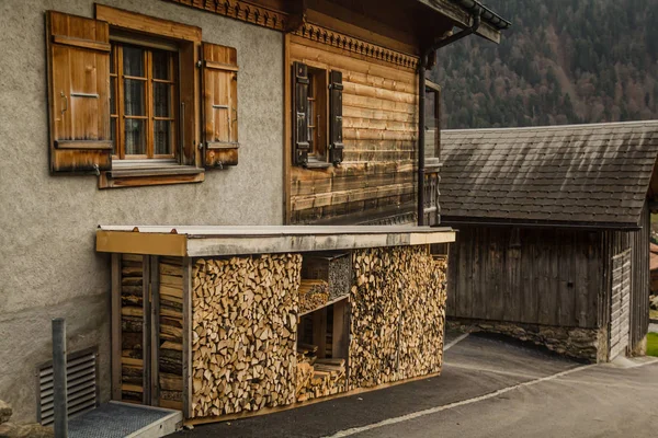 スイスの小さな村の分割木のスタック — ストック写真