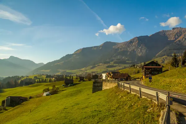 スイスの山の中にある小さな谷の村 シャトー オエックス — ストック写真