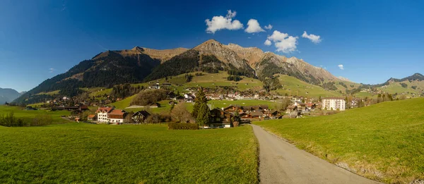 スイスの山の中にある小さな谷の村 シャトー オエックス — ストック写真