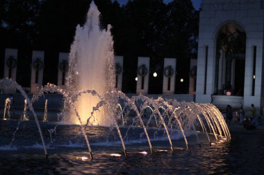 Washington DC 'deki Ulusal 2. Dünya Savaşı Anıtı' nda gece fıskiyeler var.