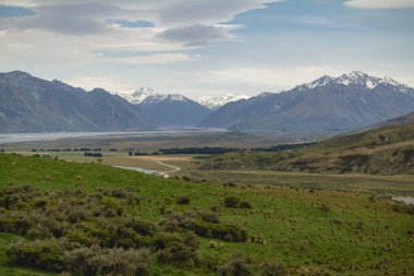 Yeni Zelanda 'daki Güney Alplerinde bir vadi, Pazar Dağı' na ev sahipliği yapıyor.