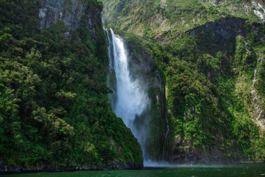 Milford Sound 'daki Stirling Şelalesi, Yeni Zelanda' daki Fiordland Ulusal Parkı 'nın bir parçası.