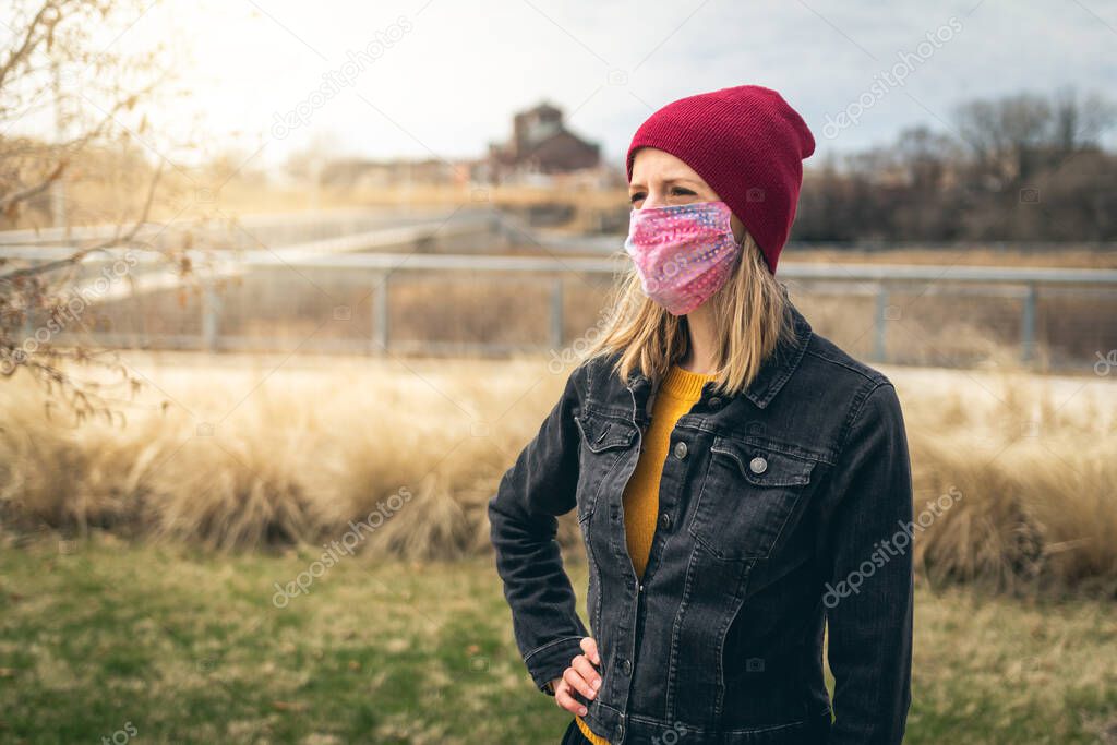 Woman wearing a face mask in a park in Chicago during quarantine