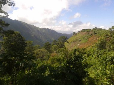Dağların arkasında bir yolculuk. 