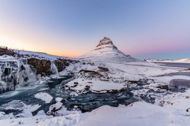 Altın saat boyunca güzel Kirkjufell Dağı